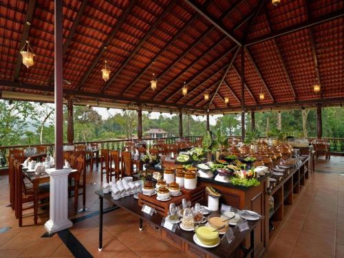 En restaurant eller et andet spisested på Tapovana The Fern Sakleshpur, Series by Marriott