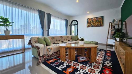 ein Wohnzimmer mit Sofa und Tisch in der Unterkunft MauLagi Bali Getaway in Jimbaran
