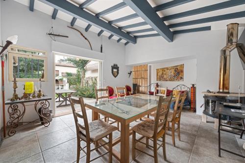 - une salle à manger avec une table, des chaises et un piano dans l'établissement Atypical house with breathtaking city views, à Carcassonne