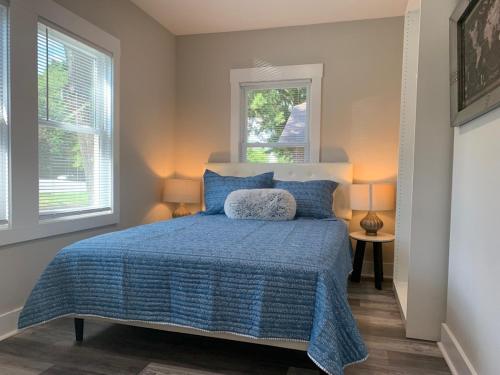 Postel nebo postele na pokoji v ubytování Three Bedroom Downtown Cottage