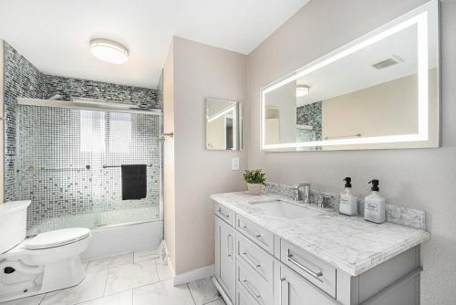 un bagno bianco con lavandino e WC di Wheat Ridge retreat w game rom & yard a Wheat Ridge