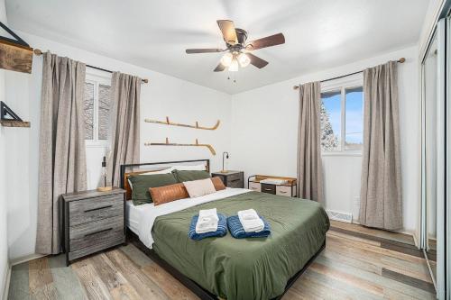 una camera da letto con un letto e un ventilatore a soffitto di Wheat Ridge retreat w game rom & yard a Wheat Ridge