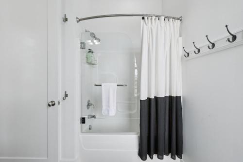 Koupelna v ubytování Fabulous NashVegas Loft Retreat near Vandy off West End Mins to Broadway