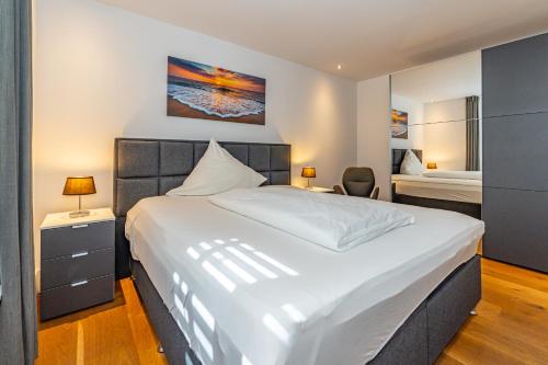 a bedroom with a large white bed in a room at Am Luv in Tinnum