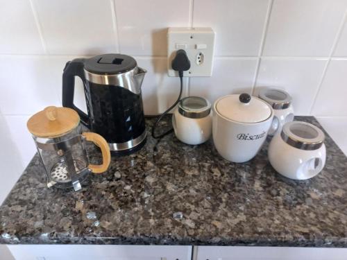 Kemudahan buat kopi dan teh di Prinspoort Klein Karoo Stay