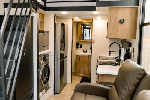 Dapur atau dapur kecil di Timberwolf Mobile Unit #4