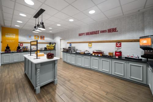 a fast food restaurant with a counter in a room at Hampton Inn Murrells Inlet/Myrtle Beach Area in Myrtle Beach