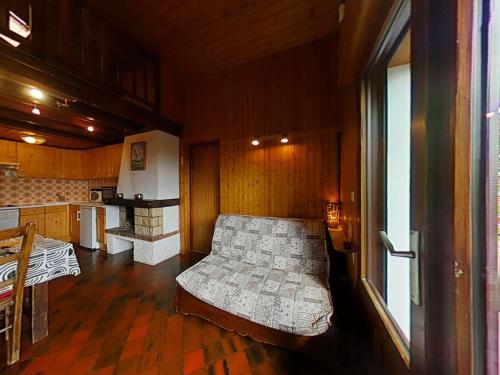 une chambre avec un lit au milieu d'une cuisine dans l'établissement Appartement cosy 7 couchages, au pied des pistes, cheminée, parking - FR-1-241-23, au Grand-Bornand