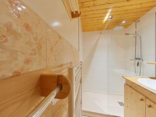 une salle de bain avec un lavabo et une douche dans l'établissement Appartement cosy 7 couchages, au pied des pistes, cheminée, parking - FR-1-241-23, au Grand-Bornand