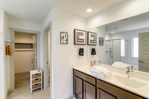 Ένα μπάνιο στο Fenced Yard and Home Office Quiet Home in Richmond