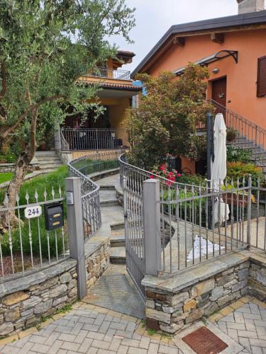 Taman di luar Attico tra Lago e Valli