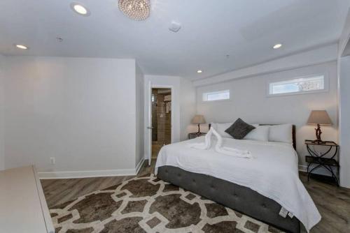 ワシントンにあるDupont Circle-suite 7kalorama Luxury Apartmentの白いベッドルーム(大型ベッド1台、ラグ付)