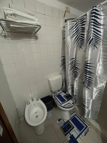 a small bathroom with a toilet and a sink at Dúplex cerca del Aeropuerto y Terminal de Ómnibus in Formosa