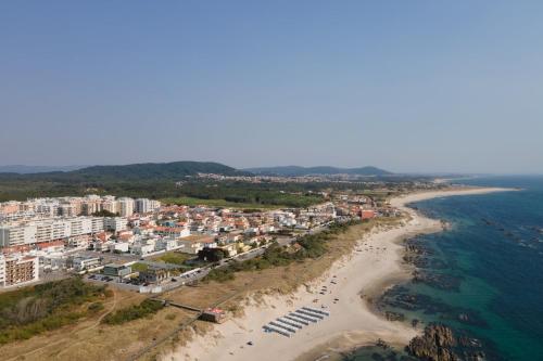 een luchtfoto van een strand en de oceaan bij White Charm by the Sea in Viana do Castelo