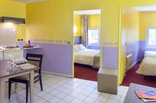 Ένα ή περισσότερα κρεβάτια σε δωμάτιο στο BRIT HOTEL Le Lion d'Or CHINON