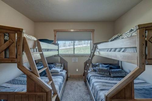 LeadにあるHoly Terror Chalet At Terry Peak Ski Resortの二段ベッドが2つと窓のある部屋