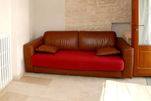 a brown leather couch sitting in a living room at Trullimania in Alberobello