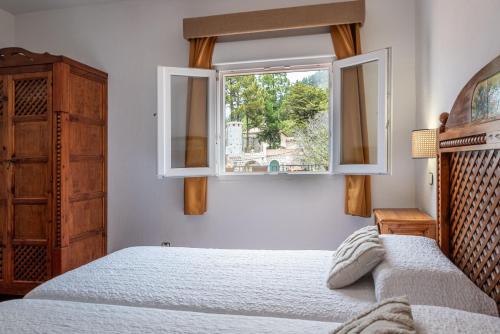a bedroom with a bed and a window at Hotel Rural El Refugio in Tejeda