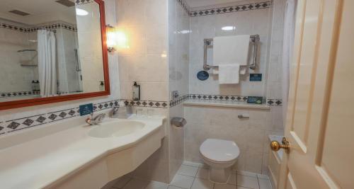Ein Badezimmer in der Unterkunft Derby Mickleover Hotel, BW Signature Collection