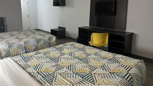 Кровать или кровати в номере Motel 6 Rockford, IL – RFD Airport