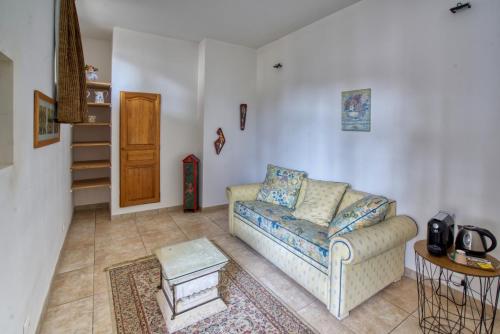 a living room with a couch and a table at Domaine des Chais in Thénac