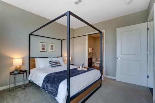 Φωτογραφία από το άλμπουμ του The Urban Oasis Garage Parking Walk-in Shower στο Κολόμπους