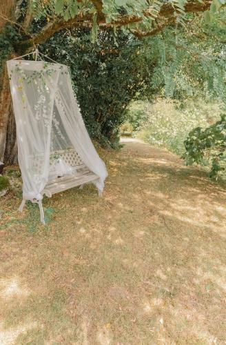 Ein Garten an der Unterkunft Au Clair de Vianne -Plus qu'un hébergement Une parenthèse de douceur jusque dans les détails