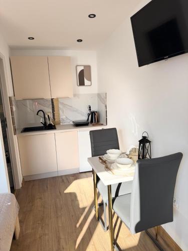 a kitchen and dining room with a table and chairs at Apartamenty Ryterskie in Rytro