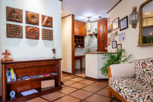 a living room with a couch and a kitchen at Hotel Rural El Refugio in Tejeda