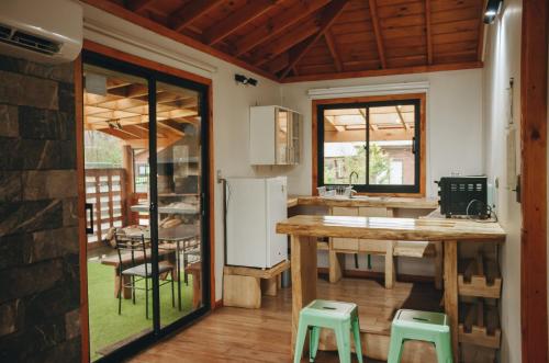 a kitchen with a table and chairs and a refrigerator at ENTRE BAMBUES in Los Ángeles