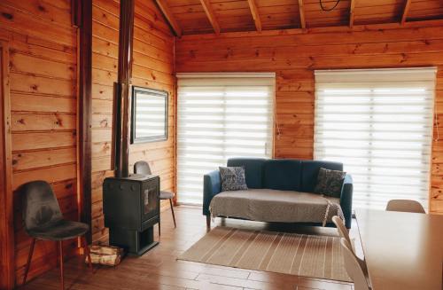 a living room with a blue couch and a stove at ENTRE BAMBUES in Los Ángeles