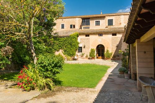 A garden outside Finca Sa Torre de Santa Eugènia