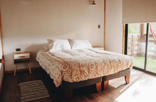 a bedroom with a bed and a window at ENTRE BAMBUES in Los Ángeles