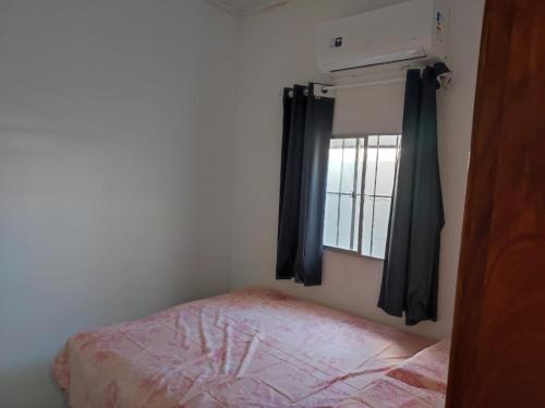 En eller flere senge i et værelse på Apartamento tipo kitnet mobiliado