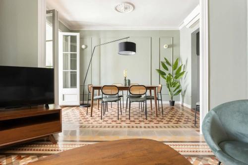 Spacious Stylish 4-bedroom Modernist Apartment