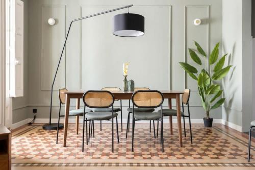Spacious Stylish 4-bedroom Modernist Apartment