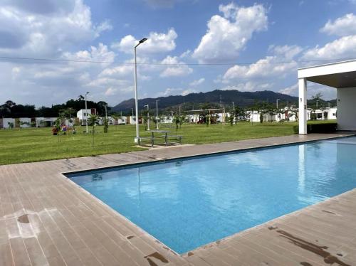 een zwembad met een park op de achtergrond bij The terrazzo house in Santa Ana