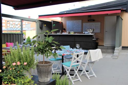 a patio with a table and chairs and a counter at Continental du Sud in Ystad