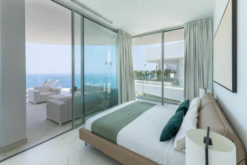 une chambre avec un lit et une grande fenêtre dans l'établissement Crystal I Luxury Apartments by Hermosa Rentals, à Acantilado de los Gigantes