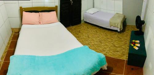 a small room with a bed at Recanto tia tonha in Guaramiranga