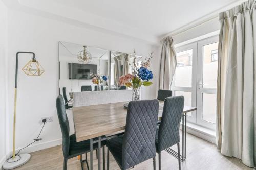 a dining room with a table and chairs at Lovely 2 bedroom apartment in West Dulwich