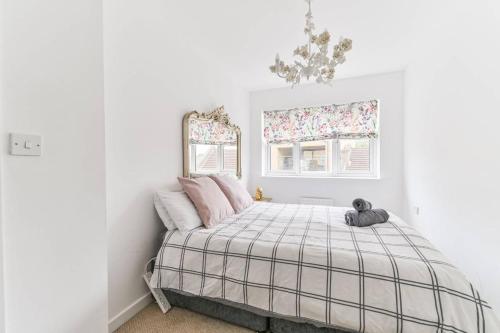 a bedroom with a bed with a teddy bear on it at Lovely 2 bedroom apartment in West Dulwich