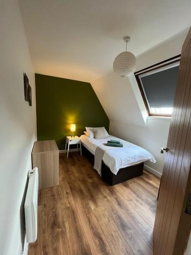 Una cama o camas en una habitación de Kylesku Lodges