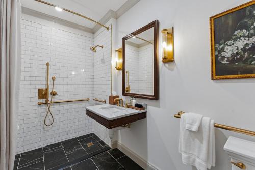 Bilik mandi di Hotel Burg