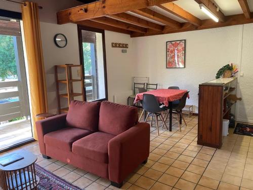 un salon avec un canapé et une table dans l'établissement Appartement 2 chambres presqu'île du Cap-Ferret, à Lège-Cap-Ferret