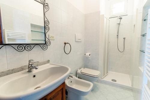 Ένα μπάνιο στο 4 beds-sea view with private garage