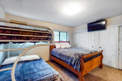 1 dormitorio con 2 literas y TV de pantalla plana en Rosie's Hideaway #331, en Big Bear Lake