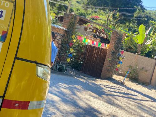 a yellow van parked in front of a house at Sítio Estrela da Manhã Hospedagem e Lazer in Palmeiras