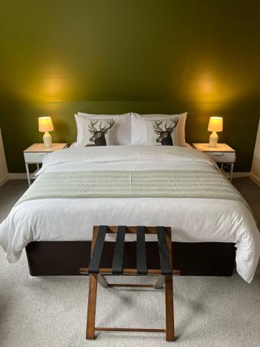 Una cama o camas en una habitación de Kylesku Lodges