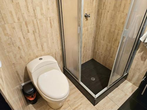 un baño con inodoro y ducha en Comfort and privacy in an exclusive area of Pasto, en Pasto